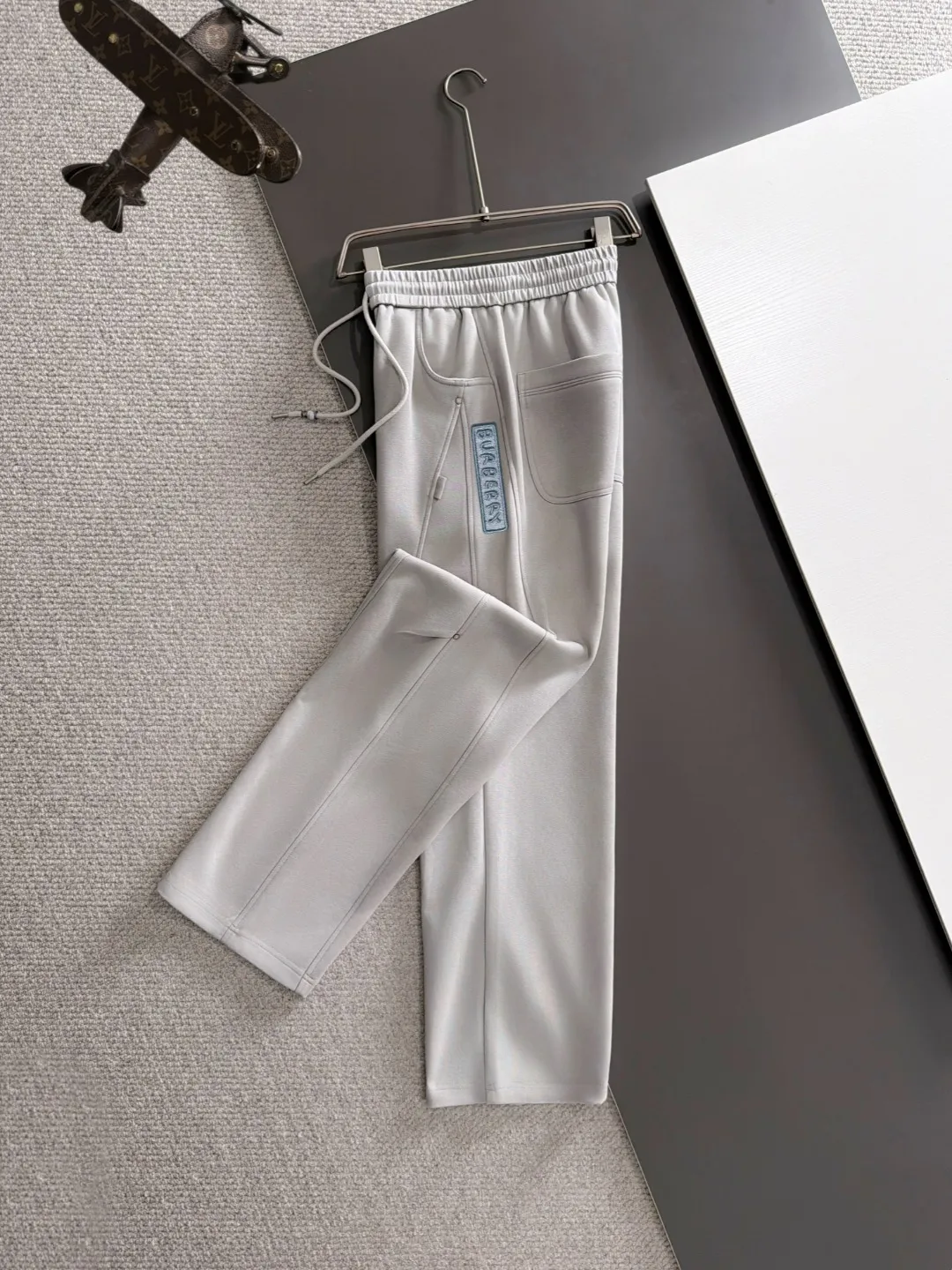 The next day we shipped the P195 Balenciaga High Quality New Arrival Elastic Casual Pants Fall/Winter 2026. The custom-made fabric at the counter has a high degree of comfort, impeccable details, and the design concept of the brand elements reflects high quality. The hand feels delicate and soft! Casual cuts and awesome upper body! Sizes: S-3XL